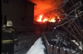 Ночью в СНТ под Тверью сгорел дом