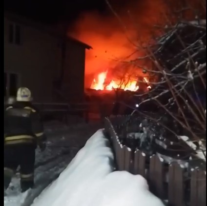Ночью в СНТ под Тверью сгорел дом
