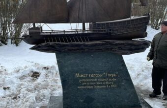 В Твери в горсаду установили бронзовый макет знаменитой галеры