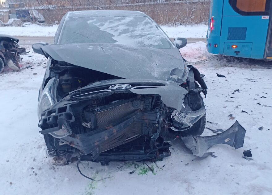 В Твери такси не уступило дорогу автобусу