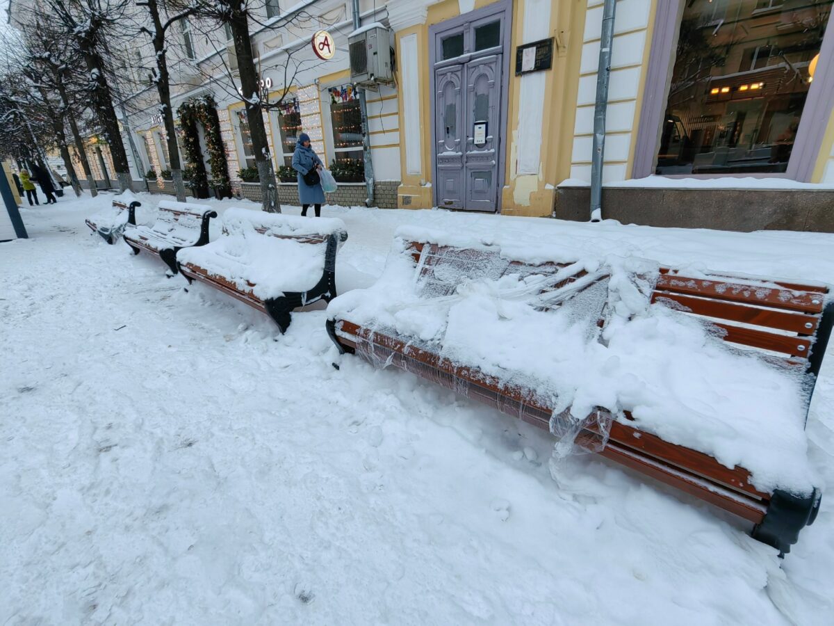 Главную пешеходную улицу Твери продолжают украшать к Новому Году
