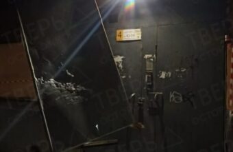 Снежная глыба «сломала» козырёк подъезда дома в Твери