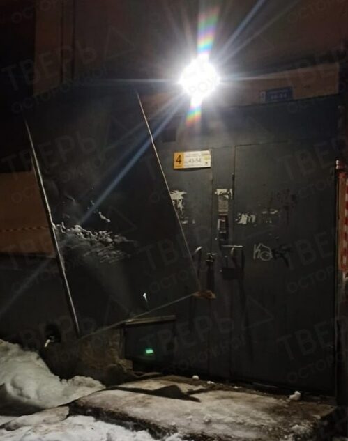 Снежная глыба «сломала» козырёк подъезда дома в Твери