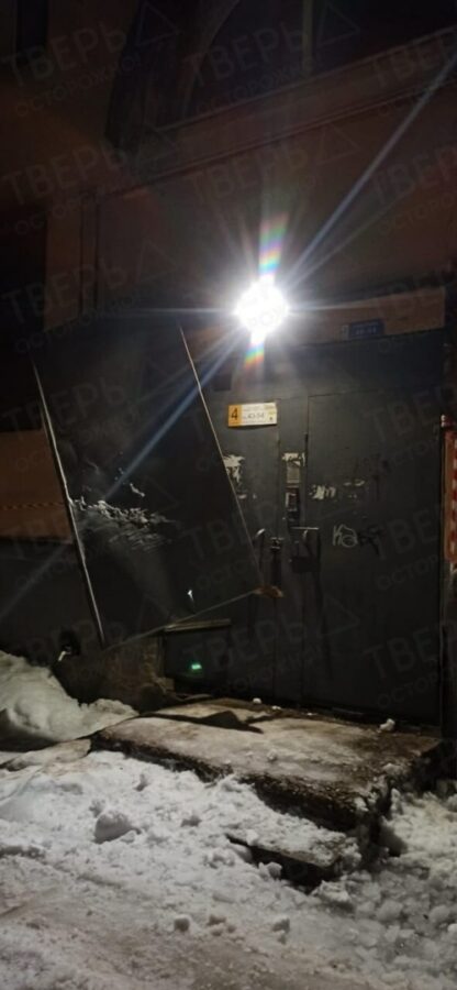 Снежная глыба «сломала» козырёк подъезда дома в Твери