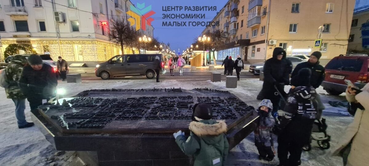 В центре Твери установили главный барельеф "Лучи Твери"