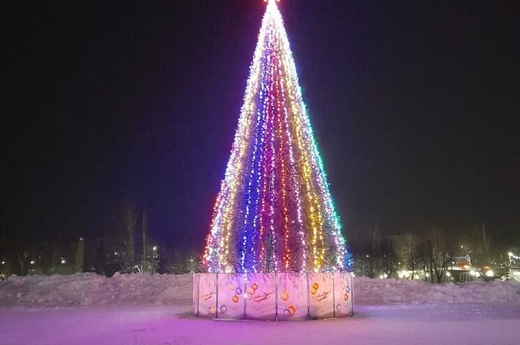 В Андреаполе на новогодней ёлке появятся сотни ярких шаров