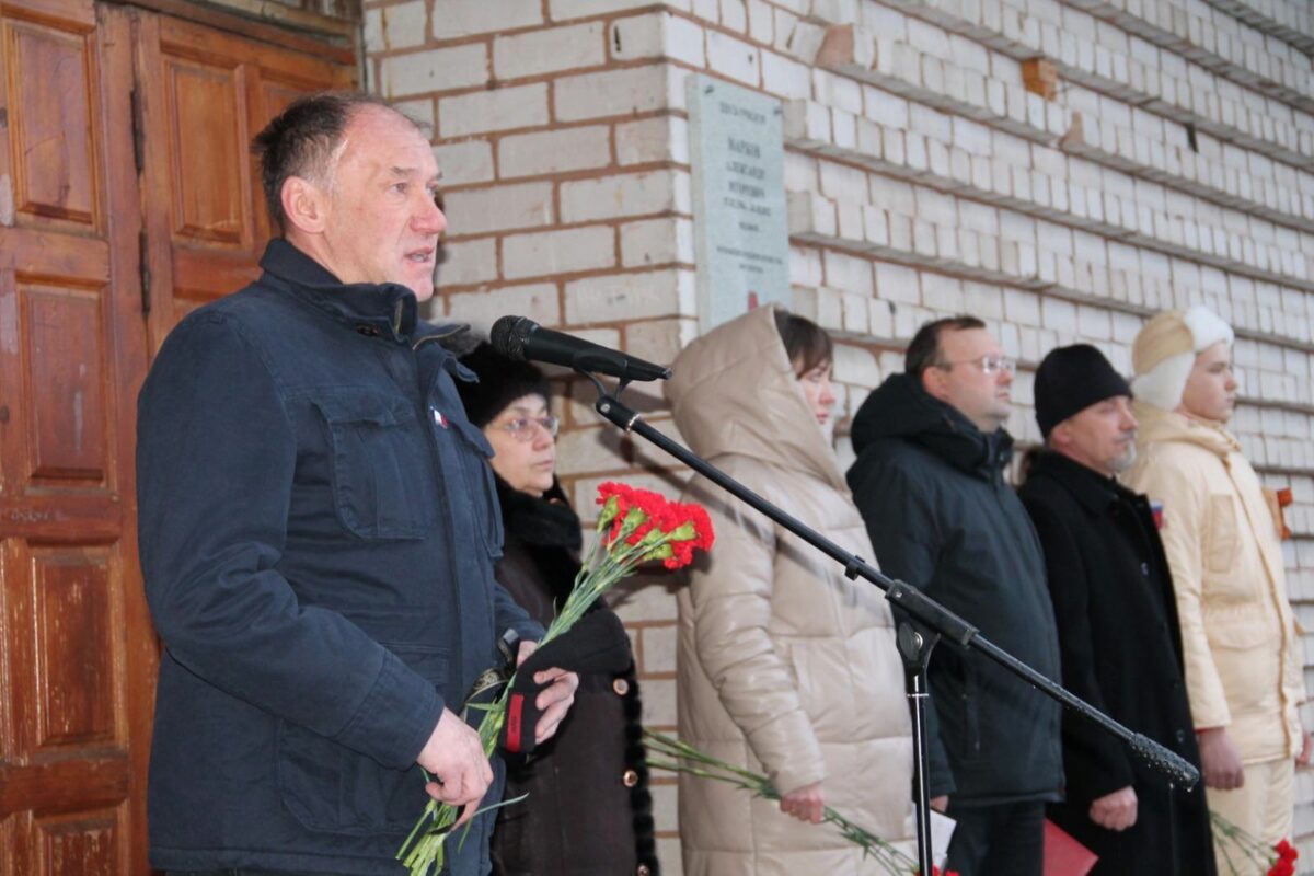 В Вышневолоцком округе почтили память погибшего добровольца