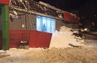 В Твери снег «оторвал» часть крыши супермаркета В Твери снег «оторвал» часть крыши супермаркета