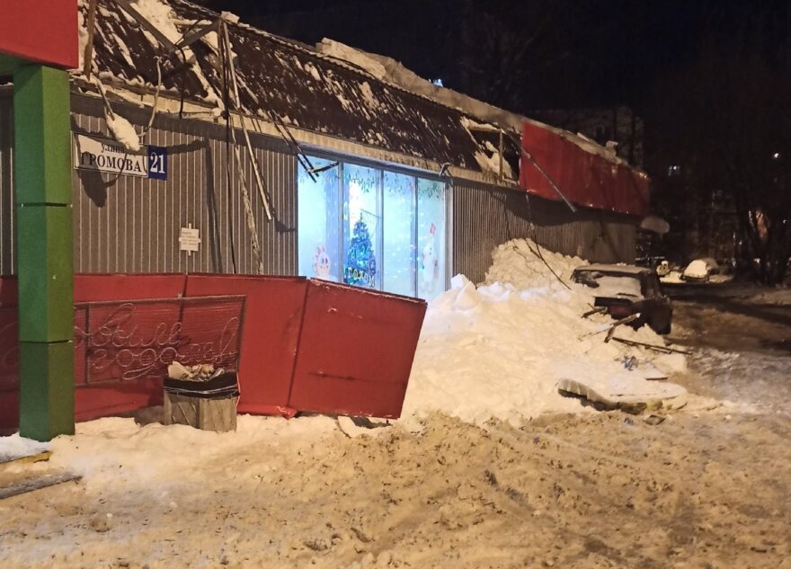 В Твери снег «оторвал» часть крыши супермаркета