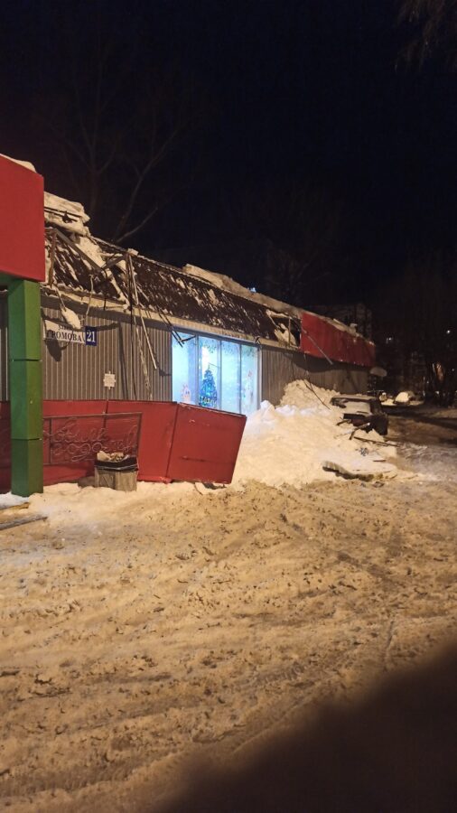 В Твери снег «оторвал» часть крыши супермаркета