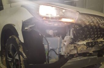 Два человека пострадали из-за наезда кроссовера на "отбойник" в Тверской области