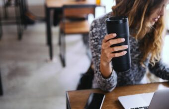 Врачи рассказали, что термокружка может стать причиной рака Врачи рассказали, что термокружка может стать причиной рака