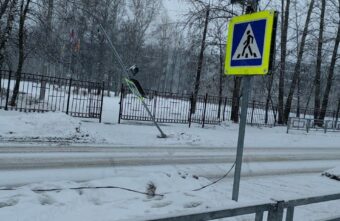 Родителей и школьников предупредили, что у тверской школы падает светофор