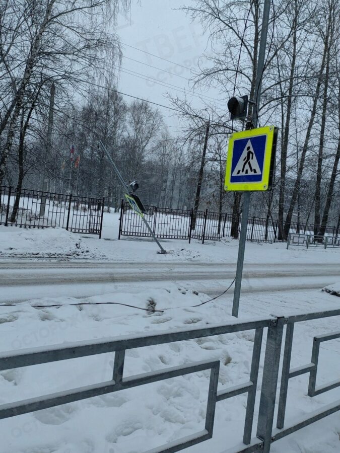 Родителей и школьников предупредили, что у тверской школы падает светофор