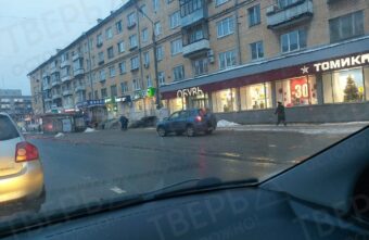 В Твери женщина припарковала автомобиль посреди тротуара и пошла в обувной магазин В Твери женщина припарковала автомобиль посреди тротуара и пошла в обувной магазин