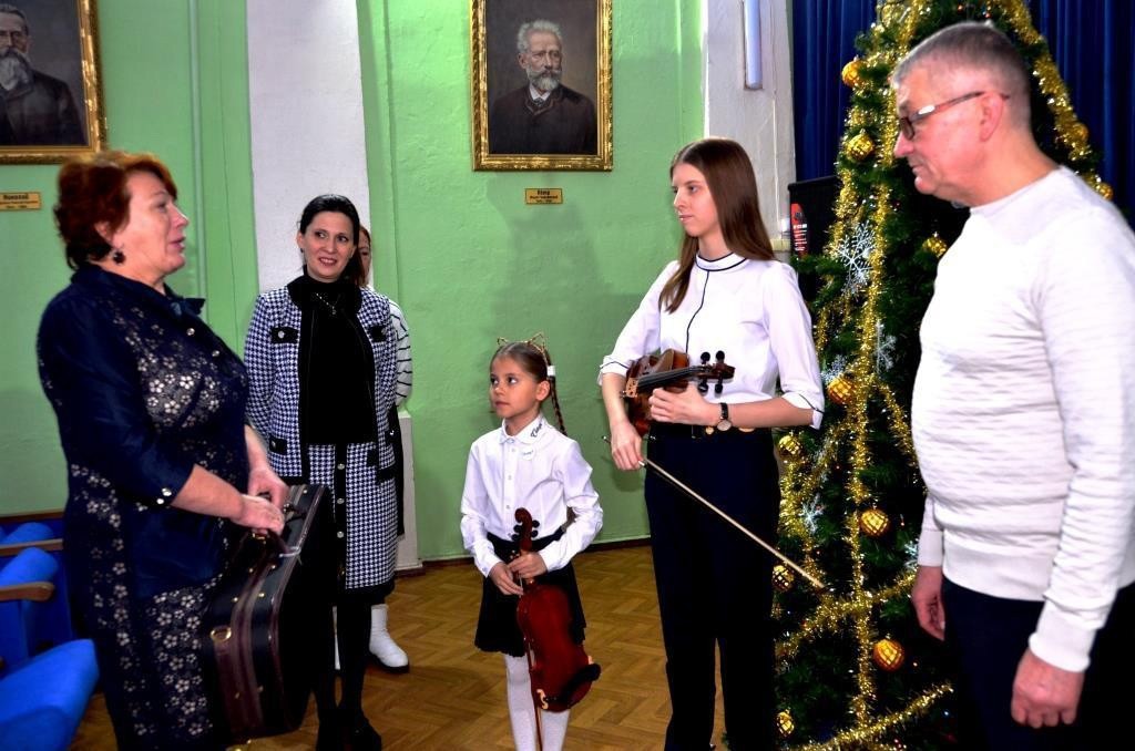 Глава Вышневолоцкого округа подарила детям китайскую скрипку