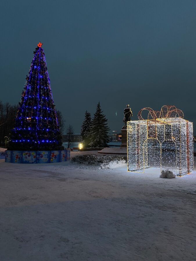 В Твери на набережной Афанасия Никитина появились ёлка и подарок