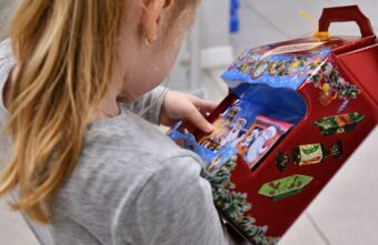 Врач рассказал, почему дарить сладкие подарки детям опасно Врач рассказал, почему дарить сладкие подарки детям опасно