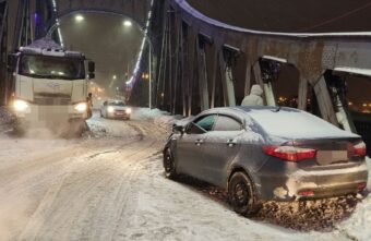 В Твери на Старом мосту столкнулись легковушка и грузовик