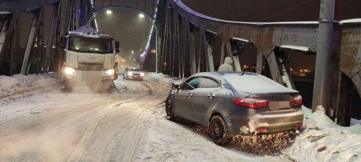 В Твери на Старом мосту столкнулись легковушка и грузовик