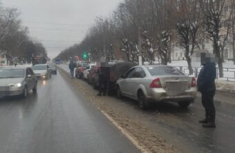 В Твери при столкновении пять машин сложились в домино В Твери при столкновении пять машин сложились в домино