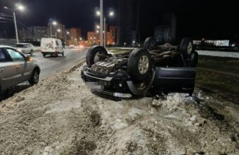 В Твери на улице 2-я Красина перевернулся автомобиль В Твери на улице 2-я Красина перевернулся автомобиль