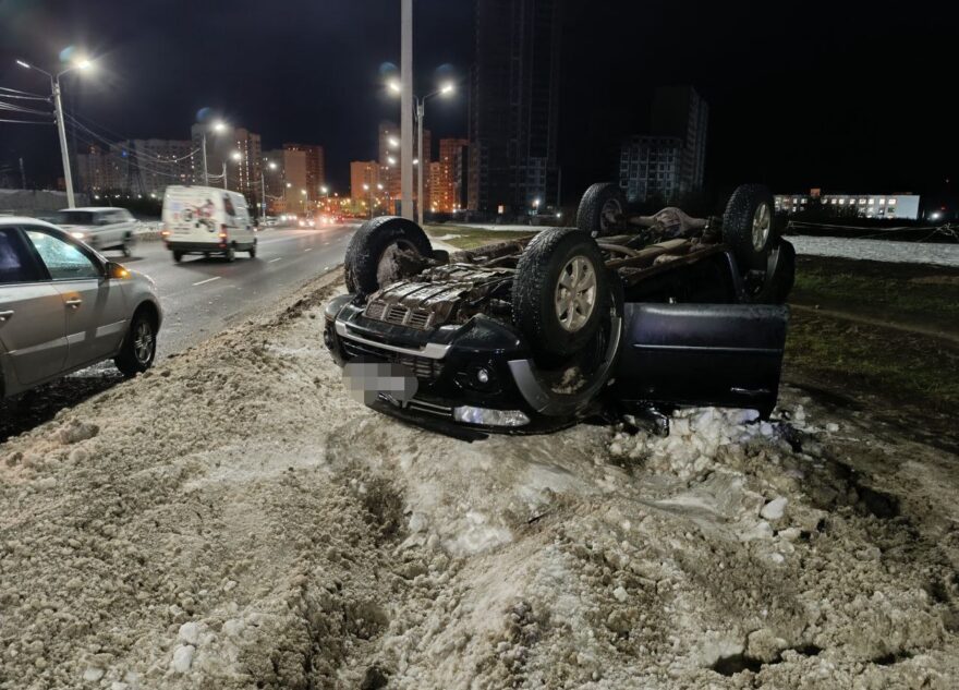 В Твери на улице 2-я Красина перевернулся автомобиль