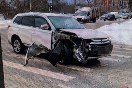 Женщина пришла в больницу после столкновения ВАЗа и Mitsubishi в Твери