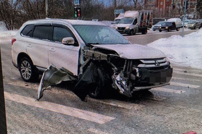 Женщина пришла в больницу после столкновения ВАЗа и Mitsubishi в Твери Женщина пришла в больницу после столкновения ВАЗа и Mitsubishi в Твери