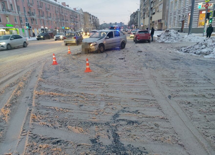 Женщина пострадала в столкновении "Рено" и "Лады" в центре Твери Женщина пострадала в столкновении "Рено" и "Лады" в центре Твери