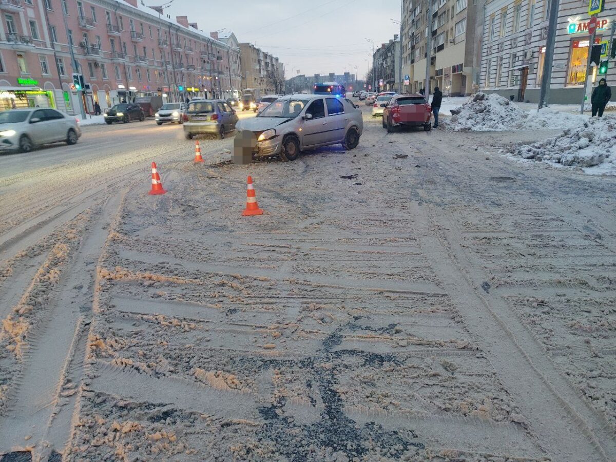 Женщина пострадала в столкновении "Рено" и "Лады" в центре Твери