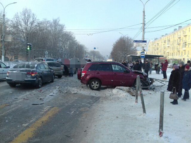 В Твери водитель "Рено" спровоцировал ДТП с пятью автомобилями В Твери водитель "Рено" спровоцировал ДТП с пятью автомобилями