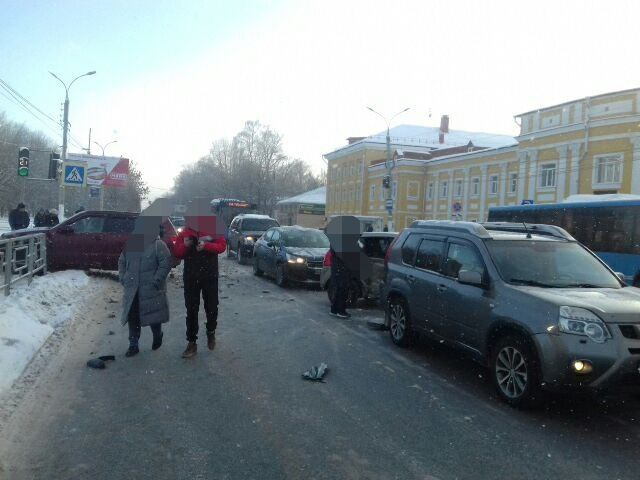 В Твери водитель "Рено" спровоцировал ДТП с пятью автомобилями