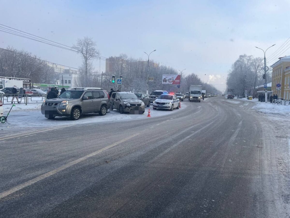 В Твери водитель "Рено" спровоцировал ДТП с пятью автомобилями