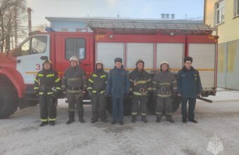 В Твери пожарные спасли двух человек из квартиры с загоревшейся микроволновкой