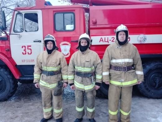 Пожарные спасли двух человек на пожаре в Тверской области Пожарные спасли двух человек на пожаре в Тверской области