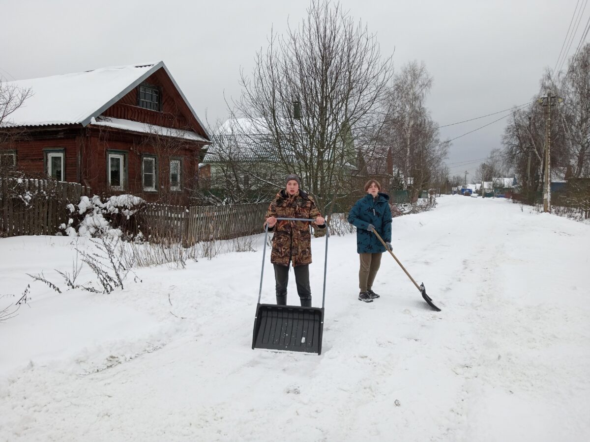 Под Тверью местные жители вручную чистят дорогу  