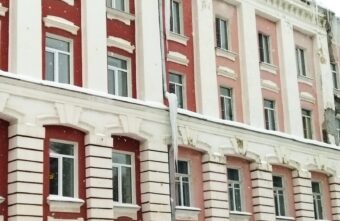 В центре Твери прохожие заметили сосульку-«титана» В центре Твери прохожие заметили сосульку-«титана»