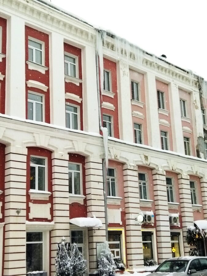 В центре Твери прохожие заметили сосульку-«титана»