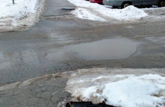 Жителей Твери поджидает опасность в виде открытого люка у вокзала