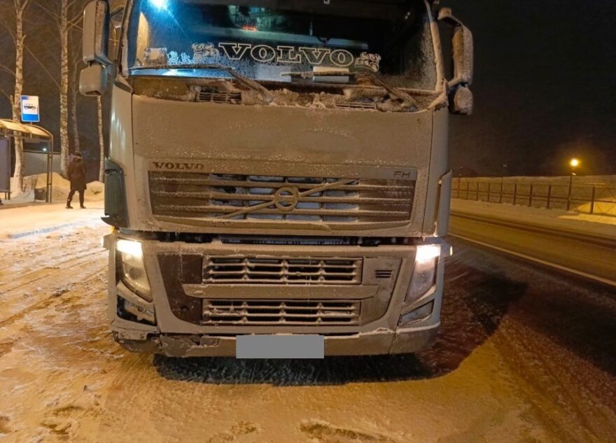 10-летняя девочка пострадала в столкновении фуры и легкового автомобиля в Тверской области