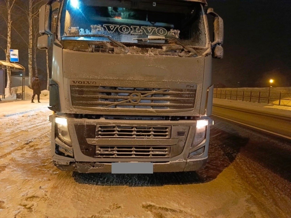 10-летняя девочка пострадала в столкновении фуры и легкового автомобиля в Тверской области