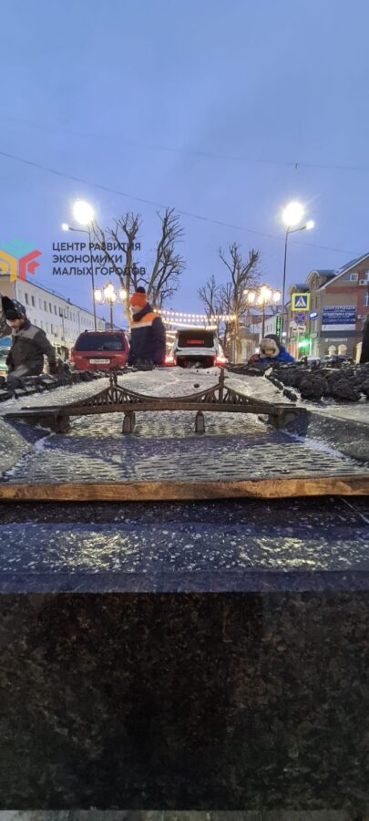 В центре Твери установили главный барельеф "Лучи Твери"
