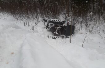 В Тверской области на дороге перевернулся трактор В Тверской области на дороге перевернулся трактор