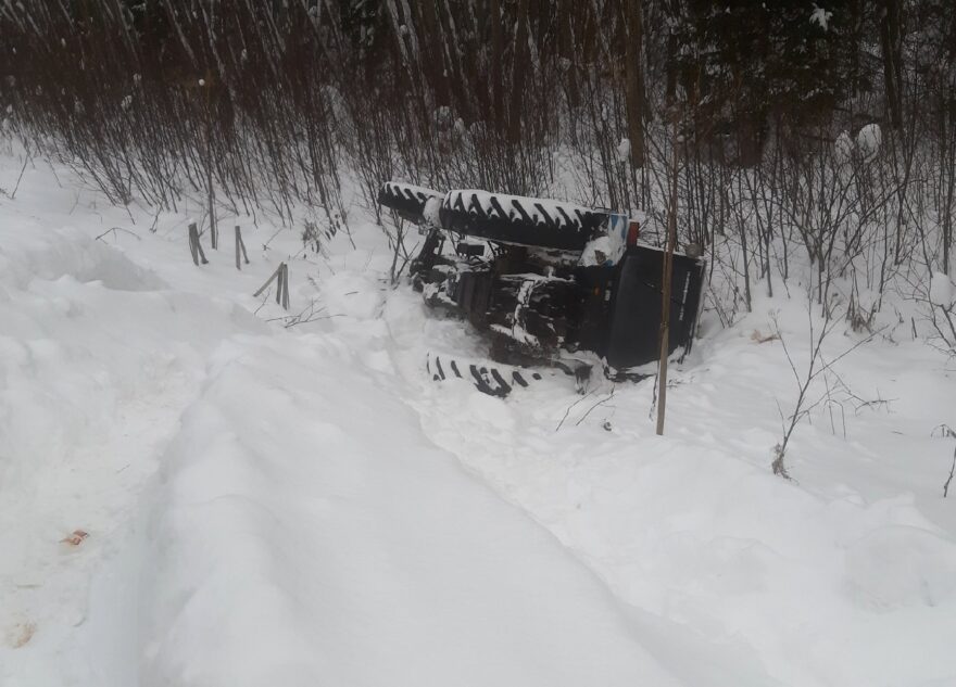В Тверской области на дороге перевернулся трактор