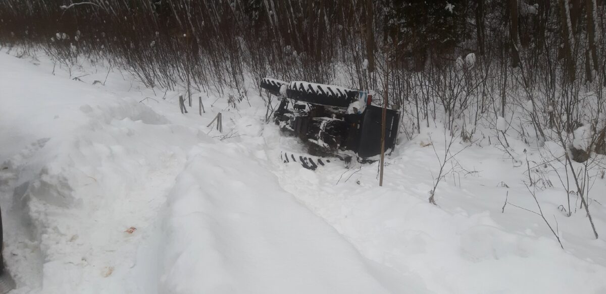 В Тверской области на дороге перевернулся трактор