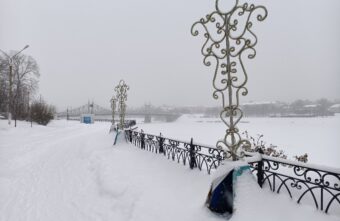 Жители Твери переживают из-за ржавых новогодних украшений на набережной