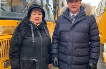 Губернатор вручил ключи от школьного автобуса главе Торопецкого округа