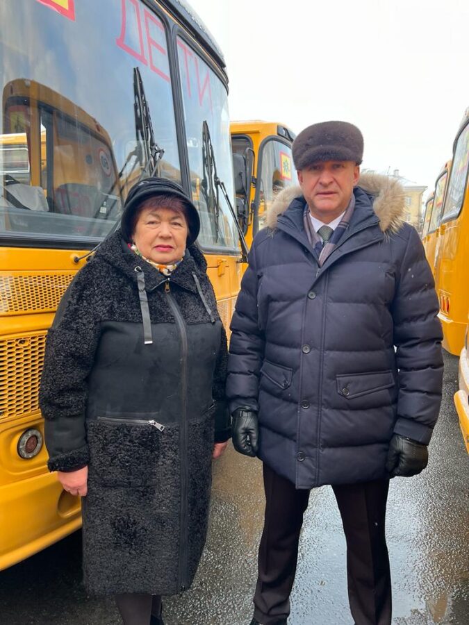 Губернатор вручил ключи от школьного автобуса главе Торопецкого округа