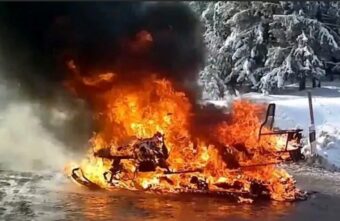 В Тверской области чуть не сгорел рыбак на снегоходе